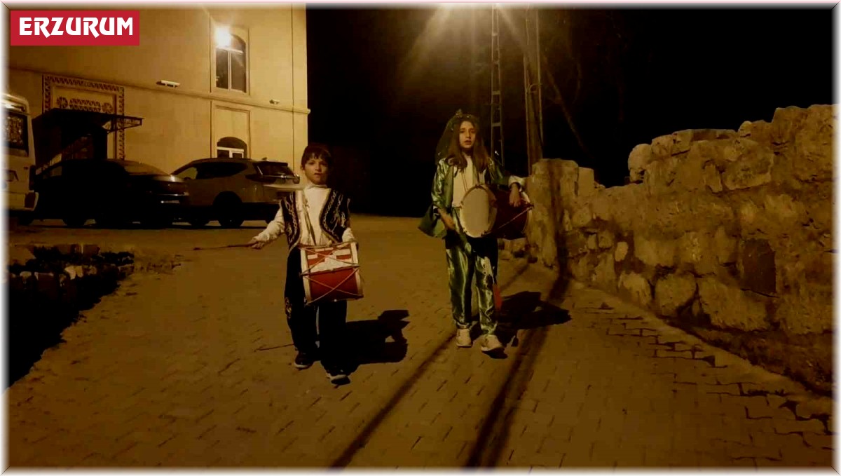 Ramazan'da minikler köyün davulcusu oldu