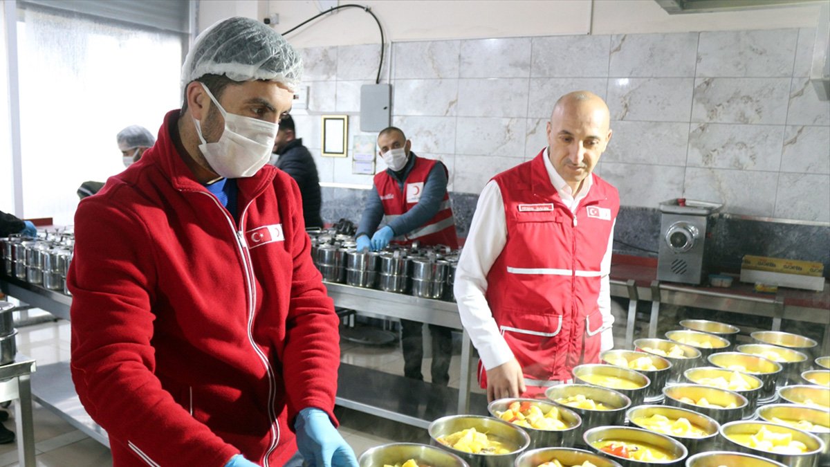 Ramazanda her gün 1300 kişiye sıcak yemek: Kızılay gönüllüleri Doğubayazıt'ta iftarlıkları evlere ulaştırıyor