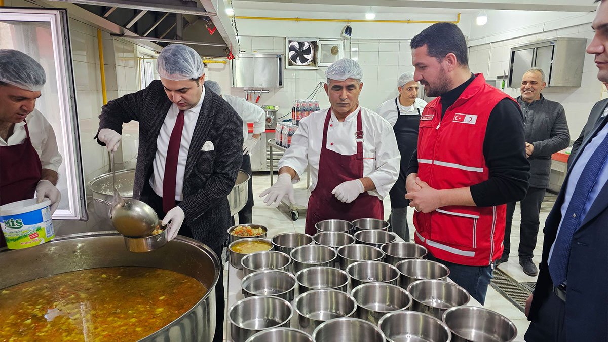 Ramazan’ın İlk Gününde Ağrı’da 3 Bin Kişiye Sıcak Yemek