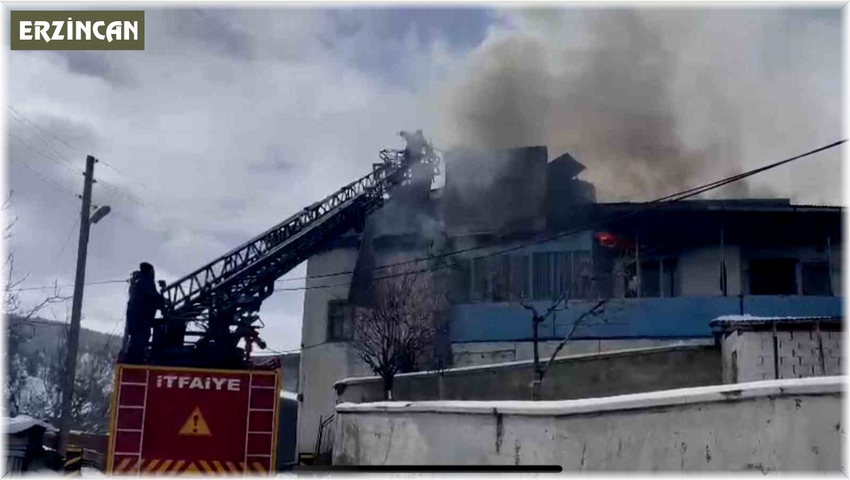 Refahiye'de ev, ahır, samanlık ve traktör yandı