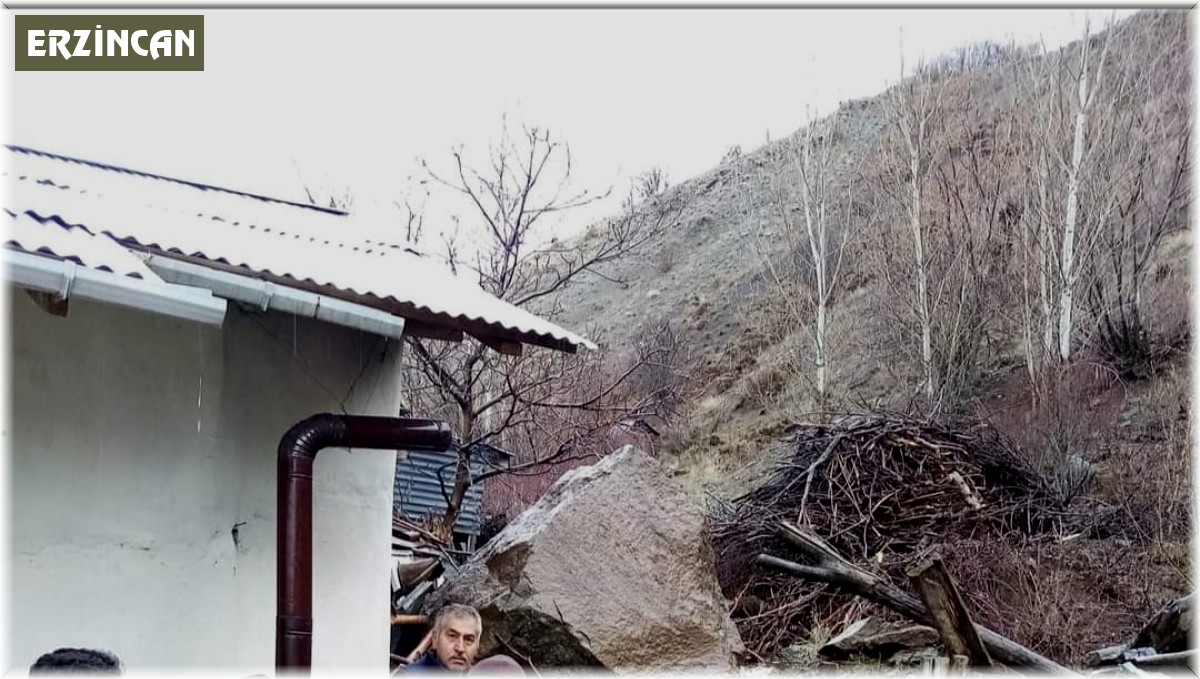 Refahiye'de evin üzerine kaya yuvarlandı