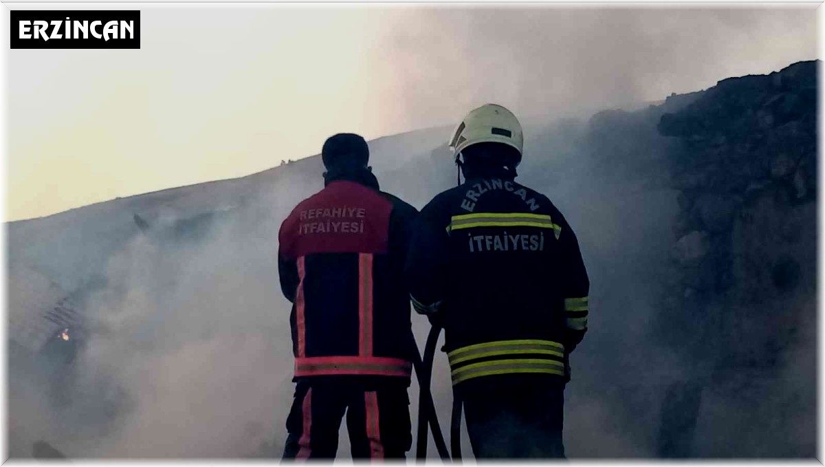 Refahiye'deki yangında ev ile odunluk zarar gördü
