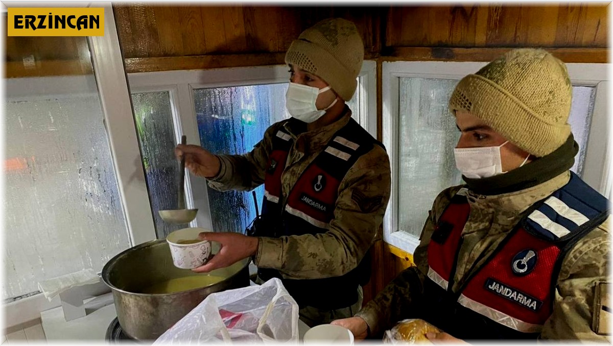 Refahiye jandarmadan kar nedeniyle yolda bekleyenlere çorba ikramı