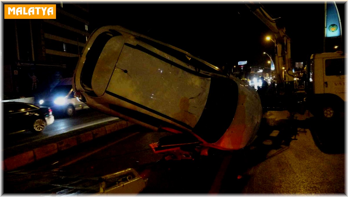 Refüje çarpan otomobil takla atıp metrelerce sürüklendi: 5 yaralı