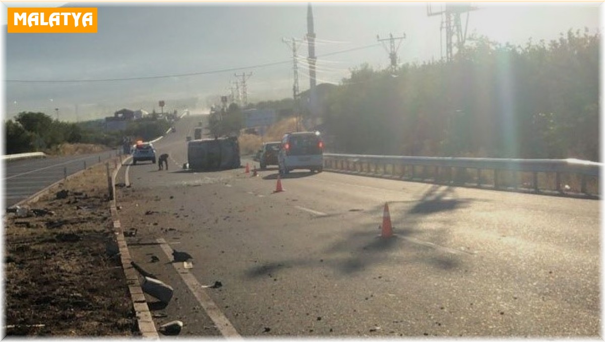 Refüje çarparak metrelerce savruldu: 3 yaralı