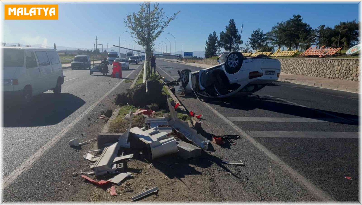 Refüje çarpıp aydınlatma direğini yerinden söktü: 2 yaralı