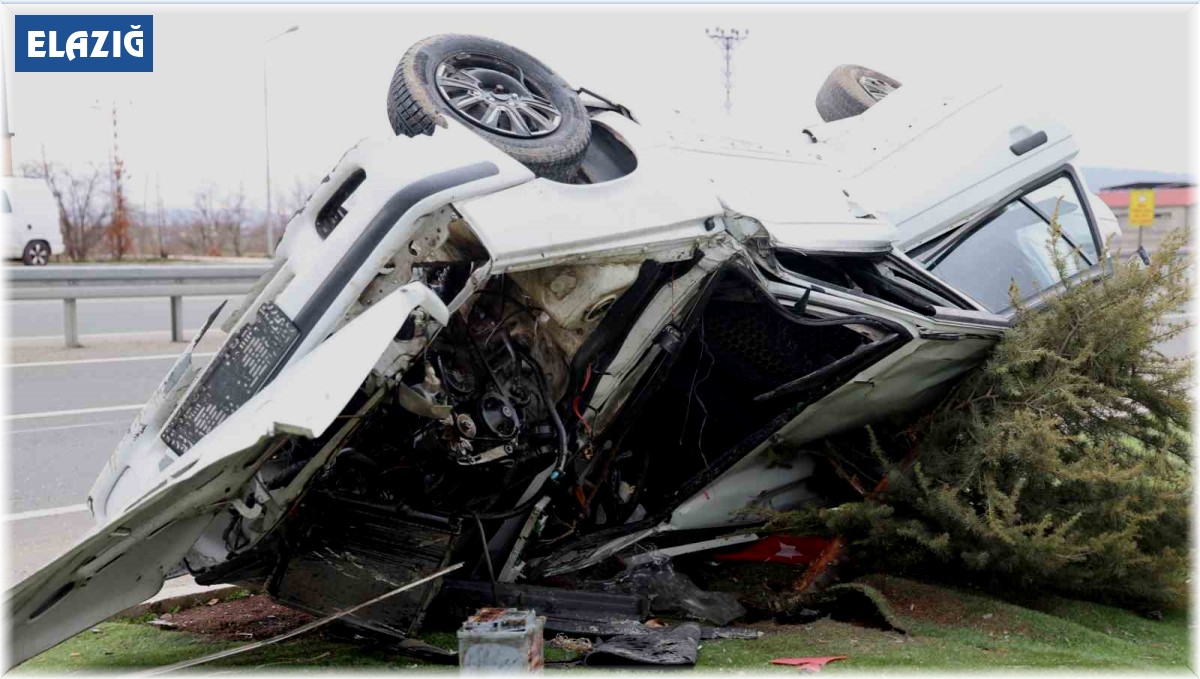 Refüje çıkıp elektrik direğine çarpan araç takla attı: 5 yaralı