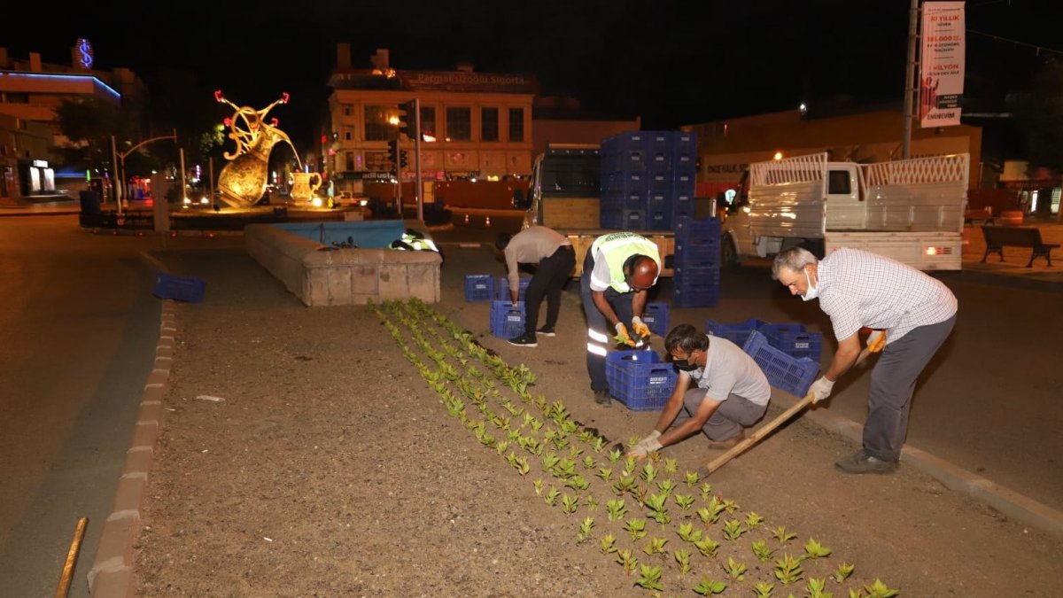 Refüjler mevsimlik çiçeklerle donatılıyor