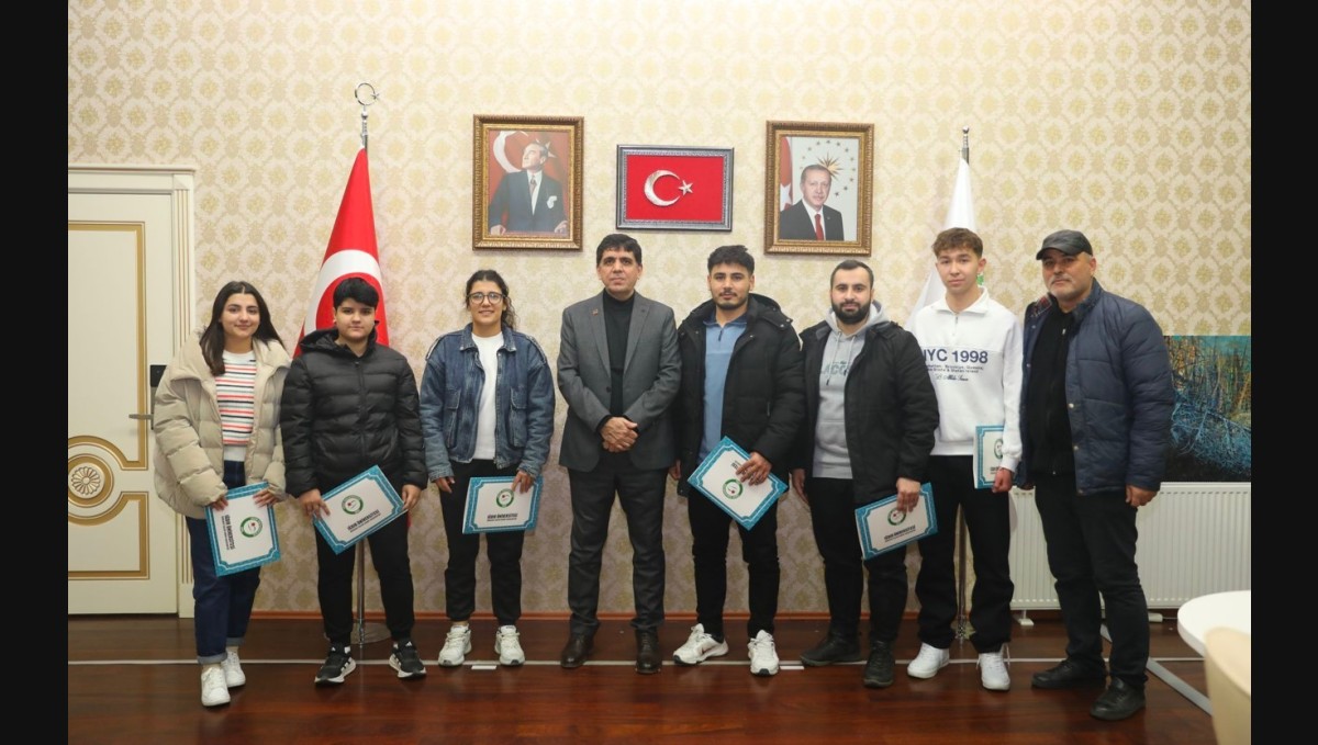 Rektör Alma masa tenisinde şampiyon olan öğrencileri tebrik etti