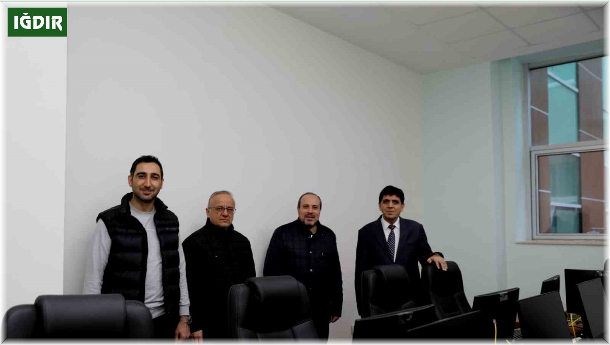 Rektör Alma, yeni açılan e-spor salonunda incelemelerde bulundu