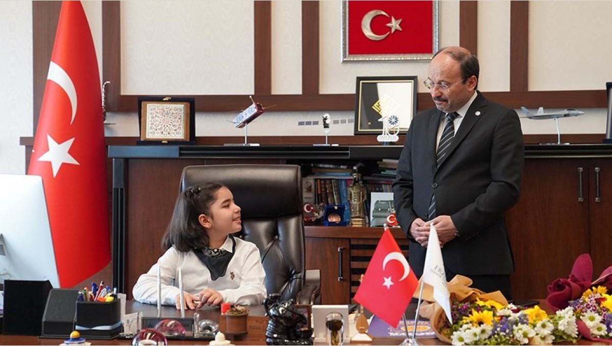 Rektör Çakmak, 23 Nisan'da makamını çocuklara devretti