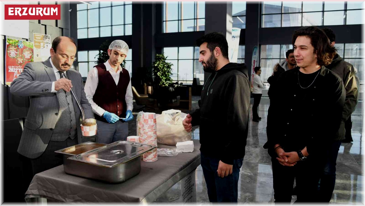 Rektör Çakmak'tan öğrencilere çorba ikramı