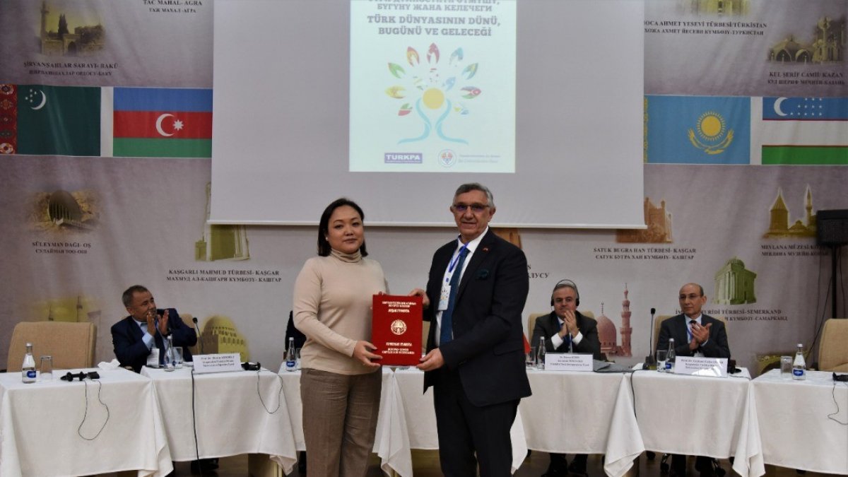 Rektör Ceylan, Kırgız Parlamentosu tarafından şeref belgesi ile taltif edildi