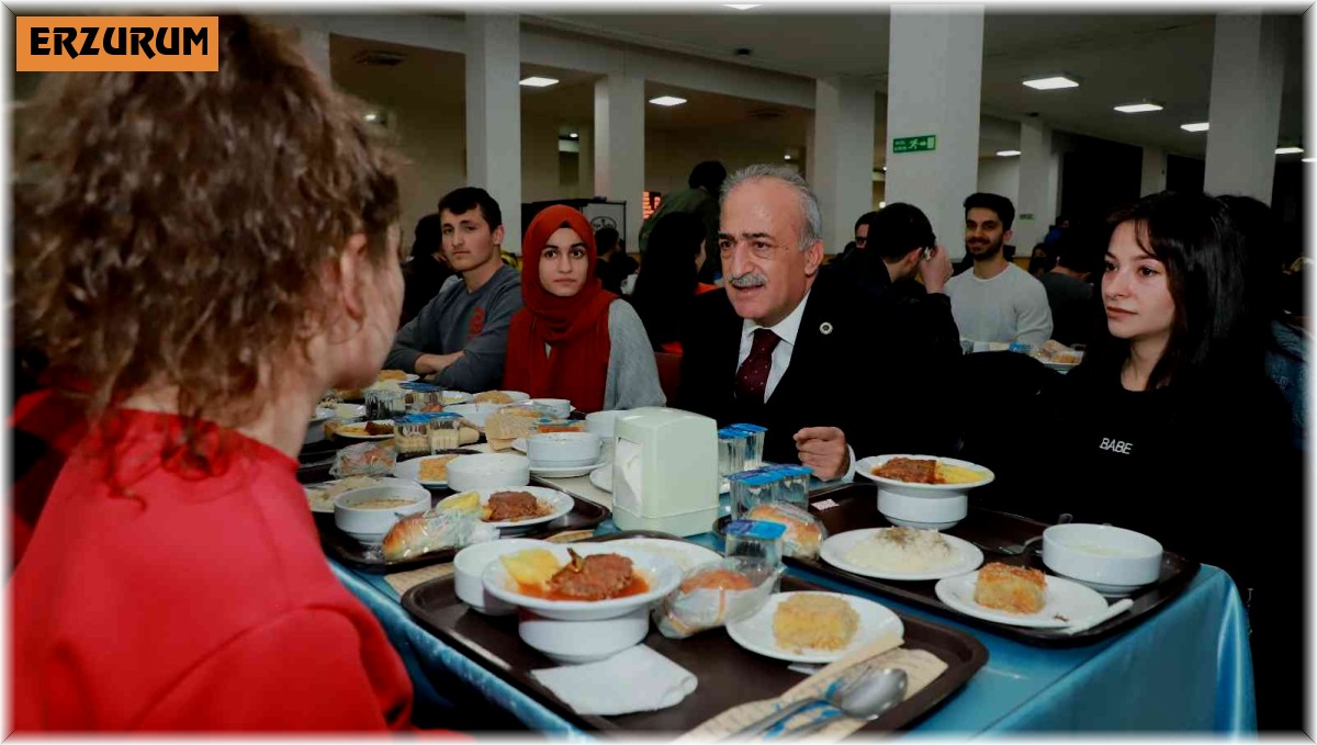 Rektör Çomaklı, iftarını öğrencilerle birlikte yaptı