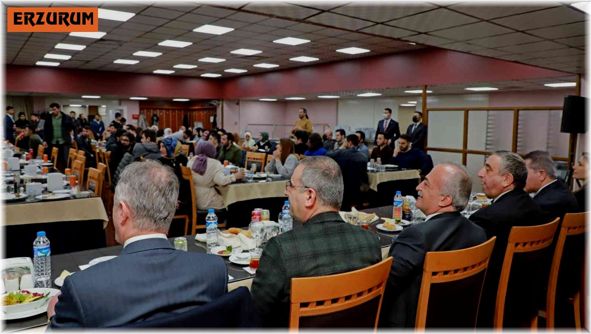 Rektör Çomaklı, öğrenci temsilcileriyle iftar yemeğinde bir araya geldi