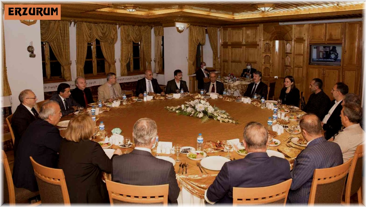 Rektör Çomaklı, önceki dönem yönetim ekibiyle bir araya geldi