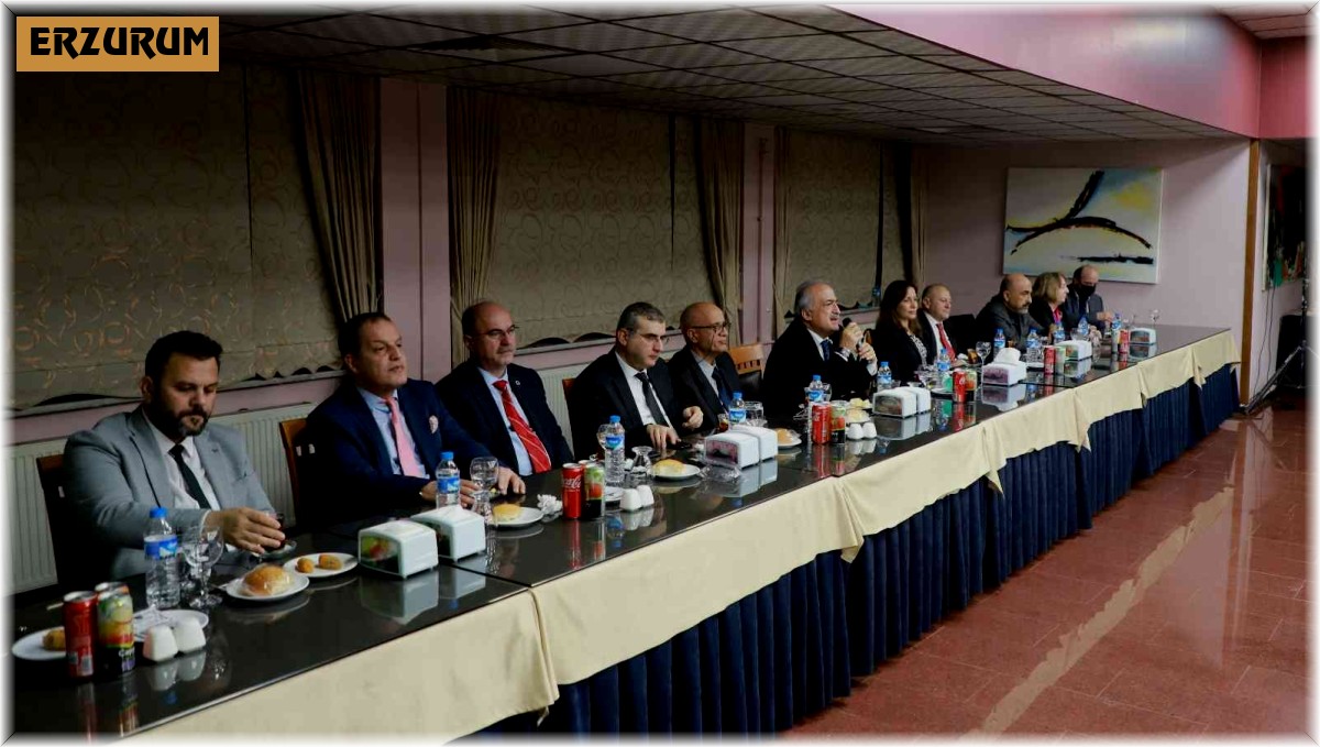 Rektör Çomaklı, yıllık yayın sayıları 5 ile 9 arasında olan öğretim üyeleriyle bir araya geldi