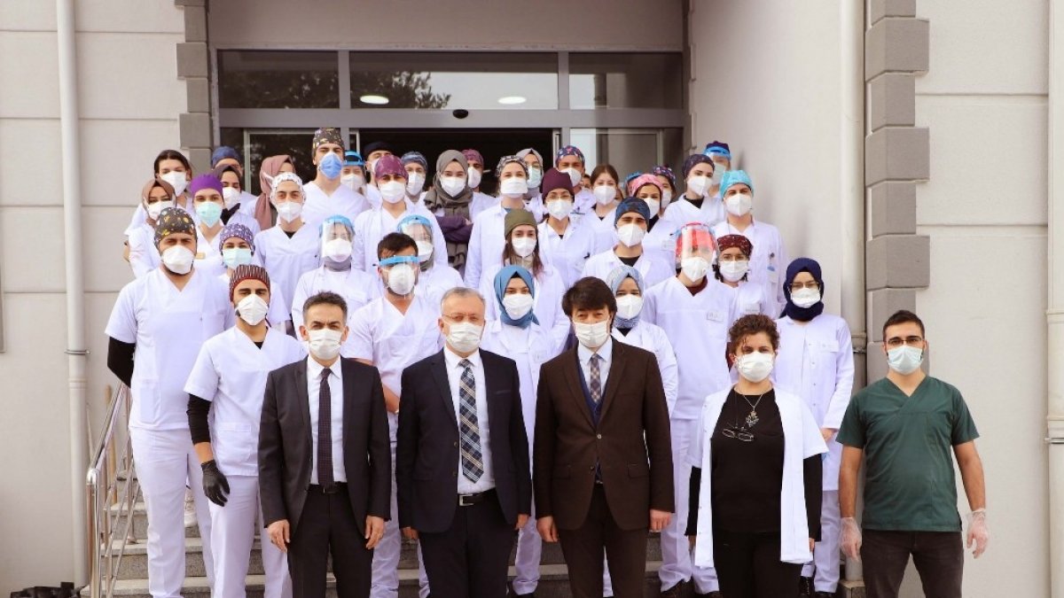 Rektör, Diş Hekimliği Fakültesi öğrencileri ile bir araya geldi