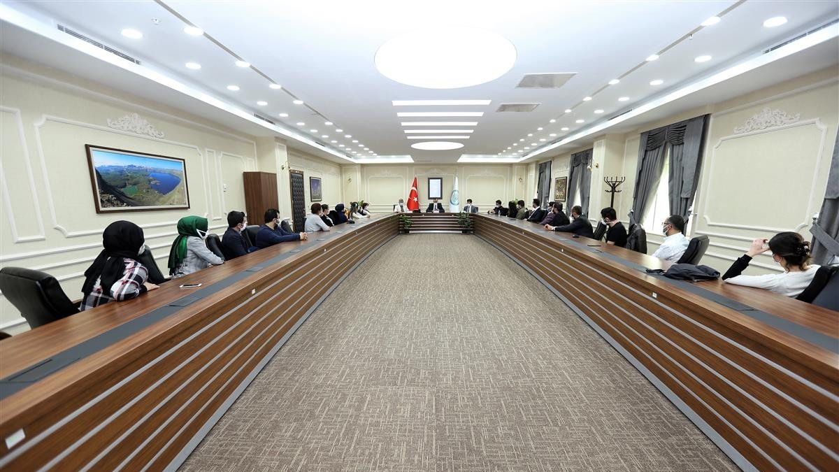 Rektör Elmastaş doktorasını tamamlayanlarla bir araya geldi