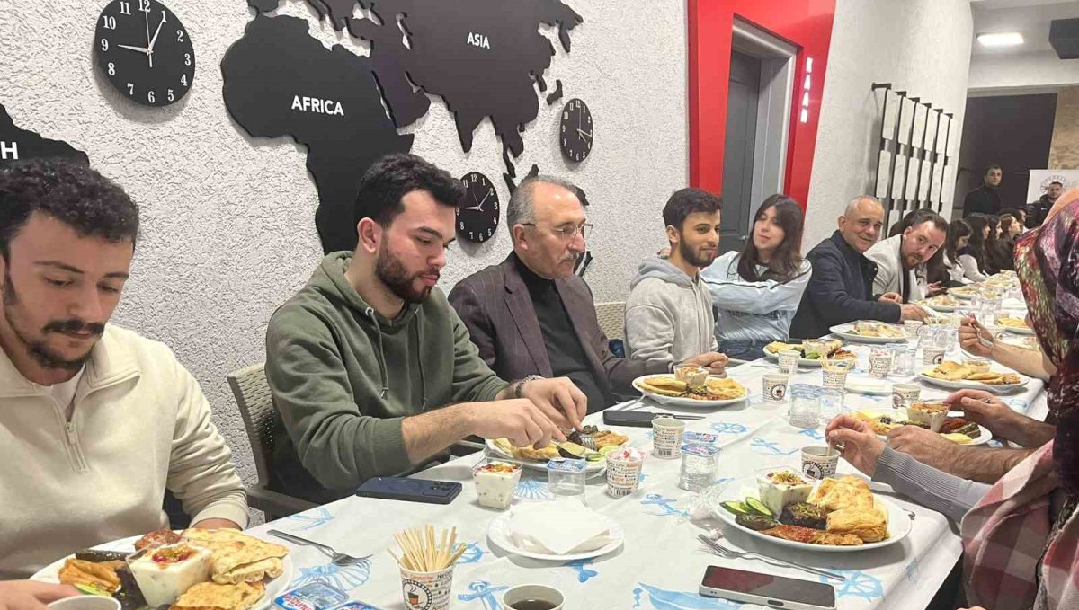 Rektör Göktaş, çalışan öğrencilerle sahurda buluştu