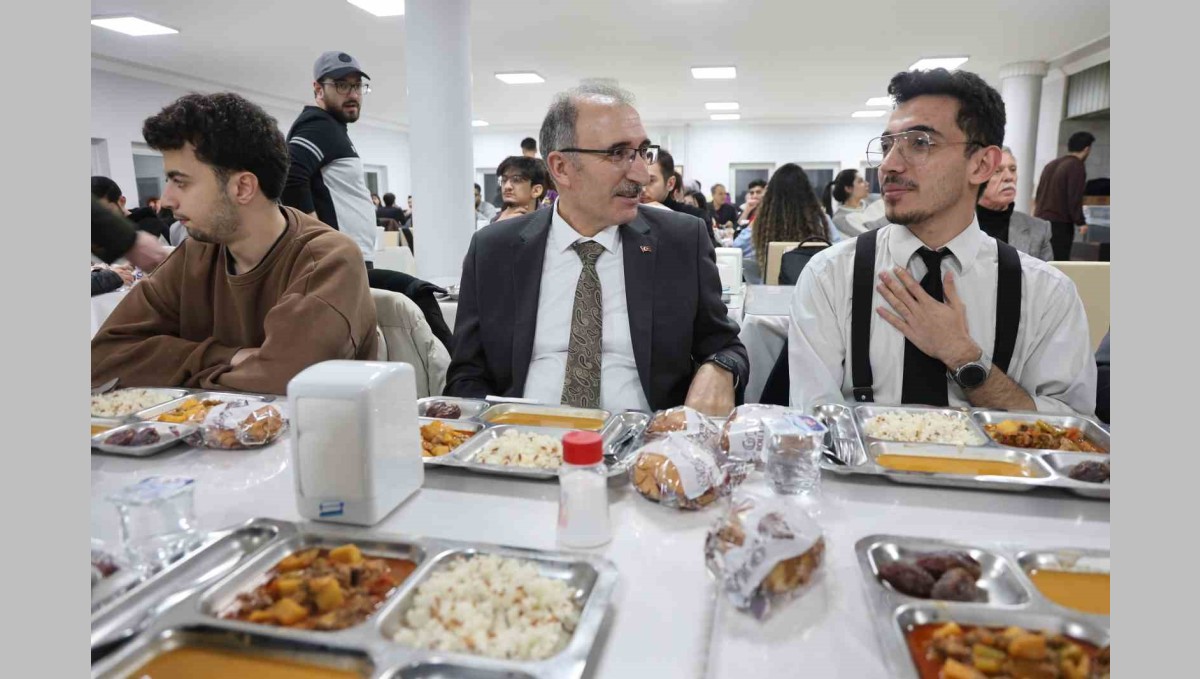 Rektör Göktaş öğrencilerle iftar açtı