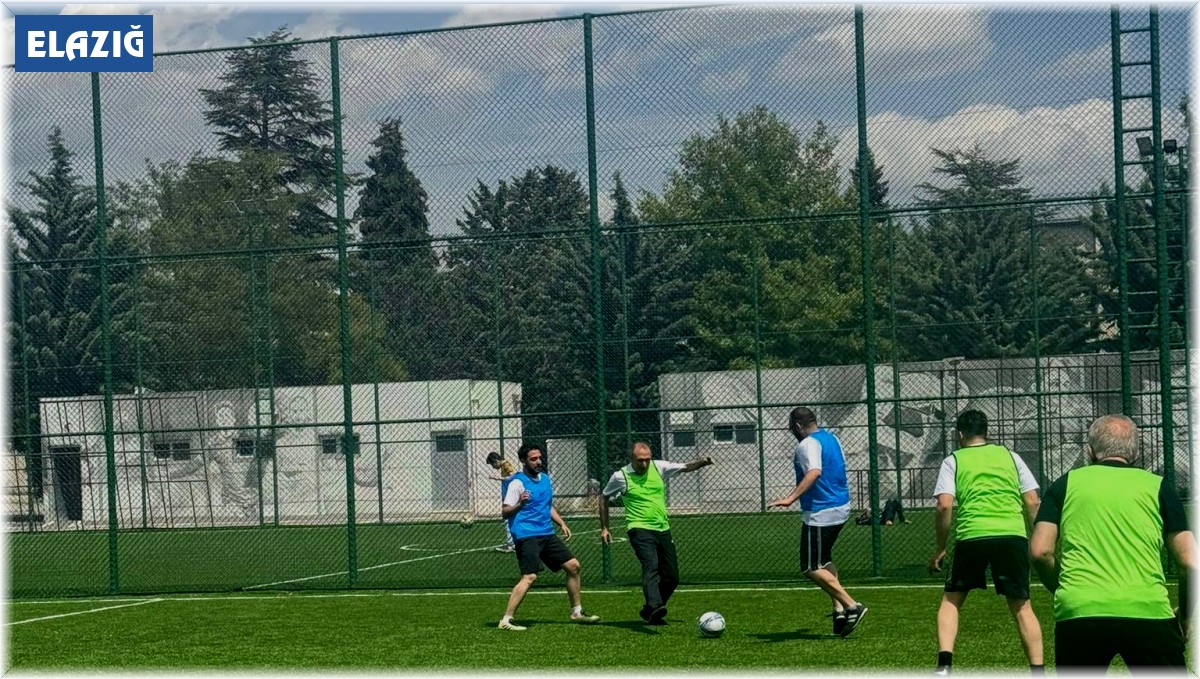 Rektör Göktaş, öğrencilerle maç yaptı