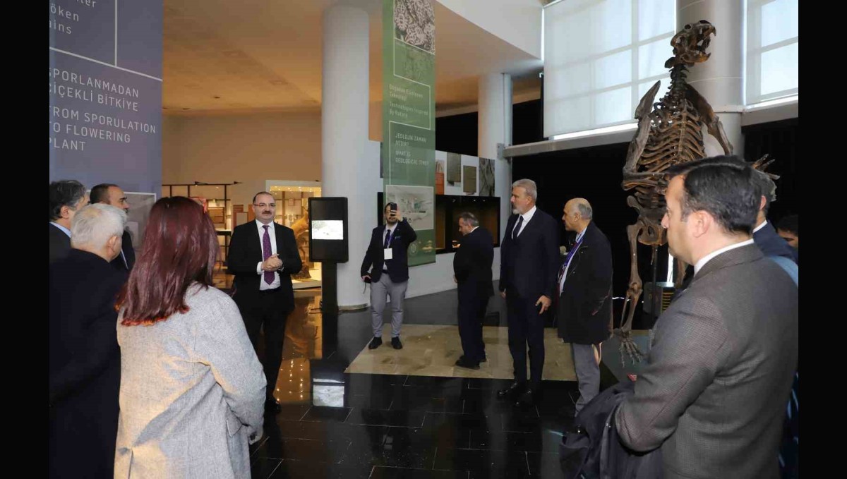 Rektör Hacımüftüoğlu, Türkiye ilaç endüstrisinin öncü isimleriyle bir araya geldi