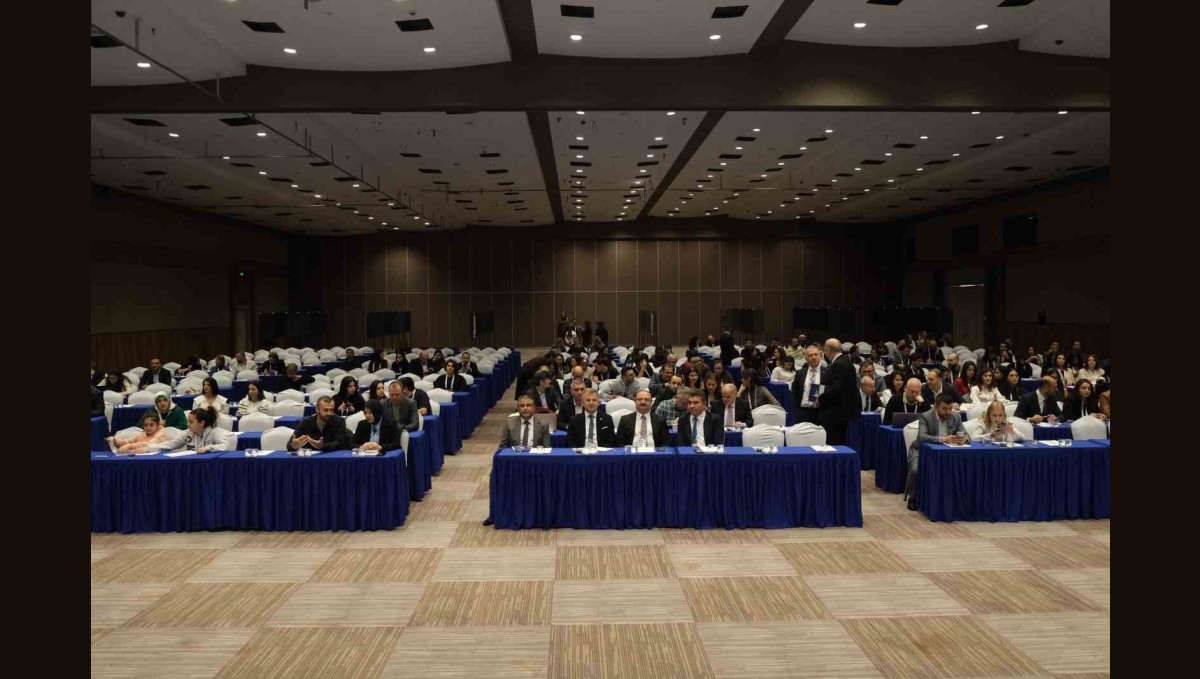 Rektör Hacımüftüoğlu: "Üniversitemiz, ilaç ve kimya alanında akademik ve endüstriyel iş birliklerine öncülük etmektedir"