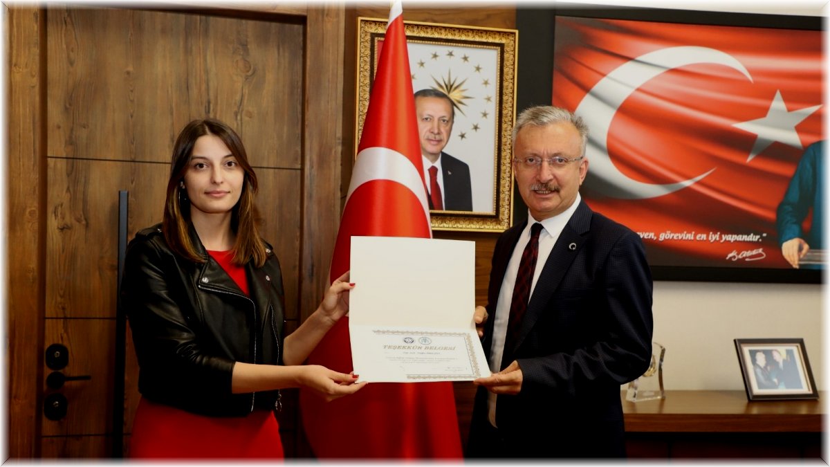 Rektör Levent, “İletişim Eğitimi” veren eğitmenlere teşekkür belgesi takdim etti