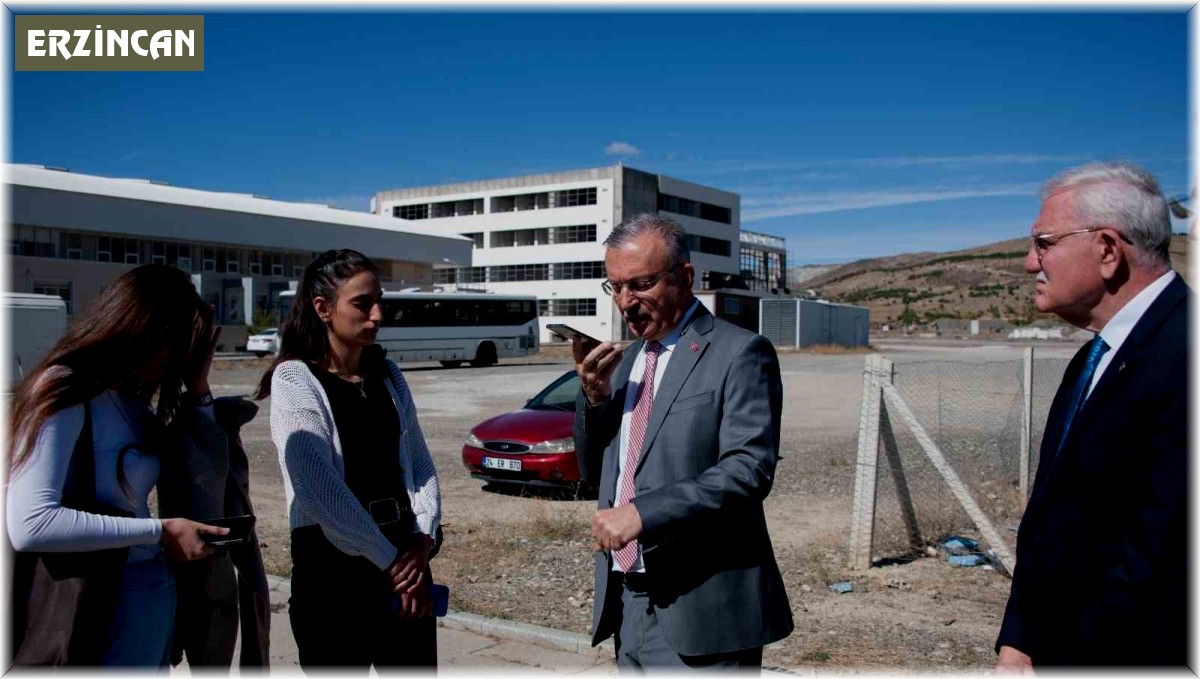 Rektör Levent, kampüste öğrenciler ile buluştu