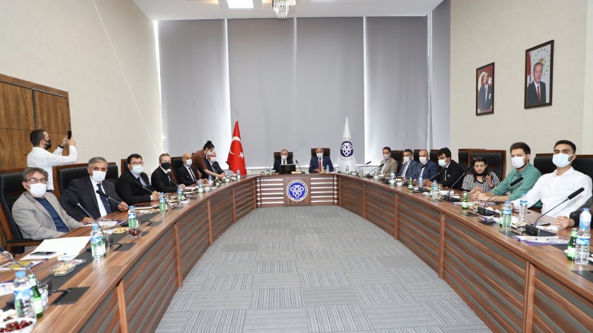 Rektör Levent, kamu sanayi işbirliği kapsamında yürütülen faaliyetler ile ilgili bilgilendirme sunumu yaptı