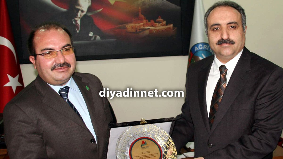 Rektör Prof. Dr. İrfan Aslan'dan Ağrı Belediye Başkanı Hasan Arslan'a teşekkür plaketi