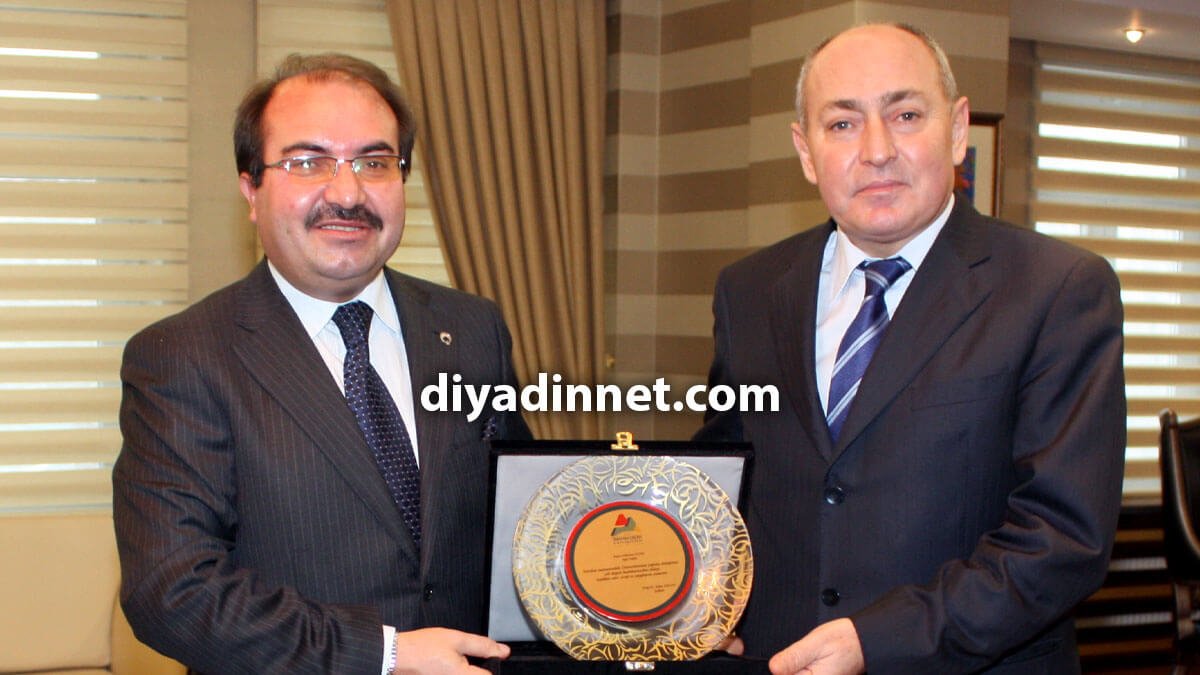 Rektör Prof. Dr. İrfan Aslan'dan Ağrı Valisi Mehmet Çetin'e şükran plaketi