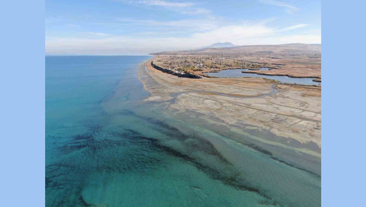 Renkli yazlardan sessiz çöl manzarasına: Van Gölü'nün 8 yıllık değişimi