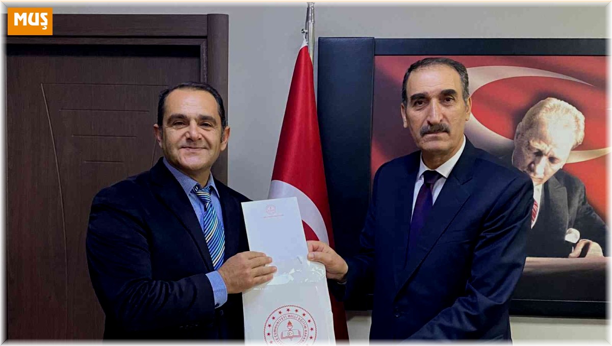 Resim yarışmasında birinci olan öğretmene hediyesi takdim edildi