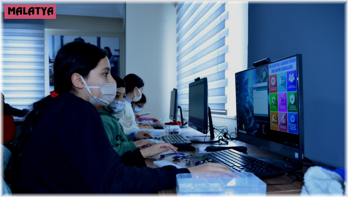 Robotik kodlama eğitimi alan gençler, geleceğin teknolojisini öğreniyor