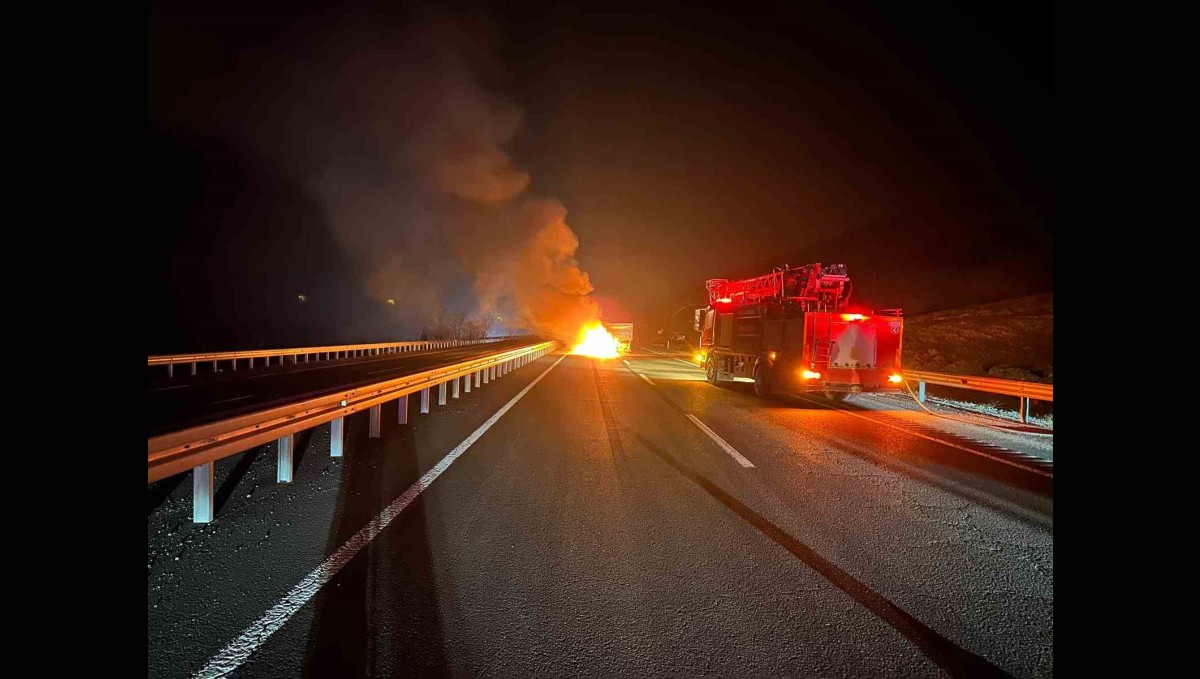 Römorka çarpan otomobil alev topuna döndü: 2 yaralı