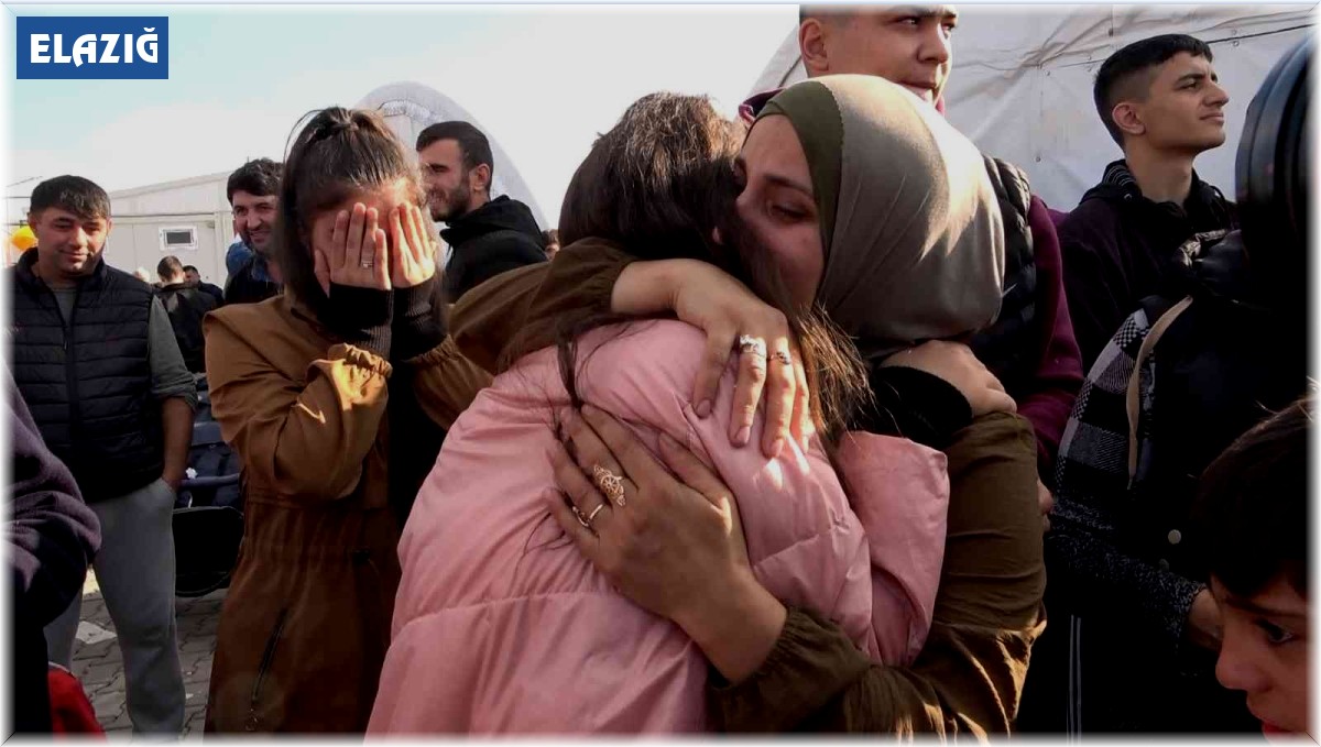 Rusya sınırından tahliye edilen ve 4 çocuğuna kavuşan Ahıska Türkü anne: "Erdoğan babamdan Allah razı olsun"