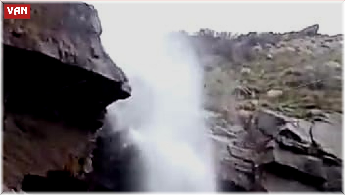 Rüzgarın etkisiyle suyu ters dönen şelaleden görsel şölen