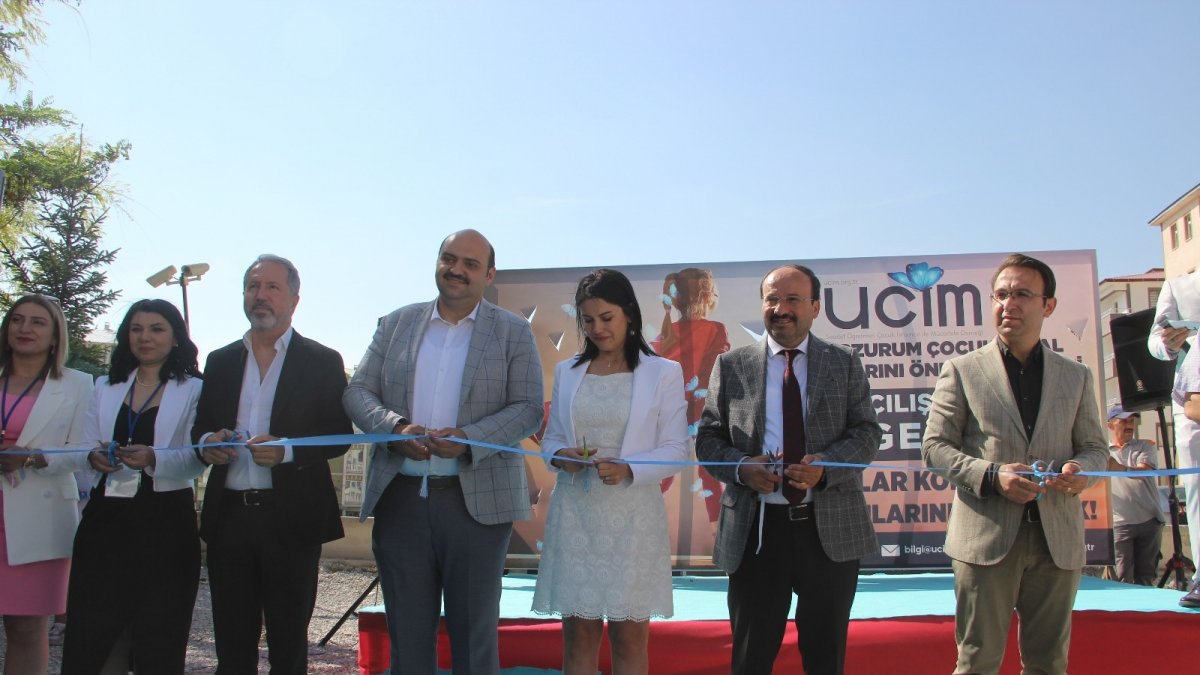 Saadet Öğretmen açılışta gözyaşlarını tutamadı