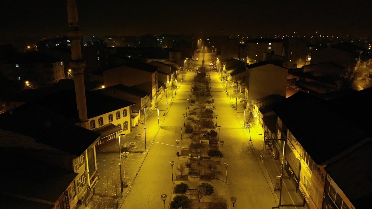 Saat 21.00'de Başladı: Ağrı'nın En İşlek Caddeleri Boş Kaldı!