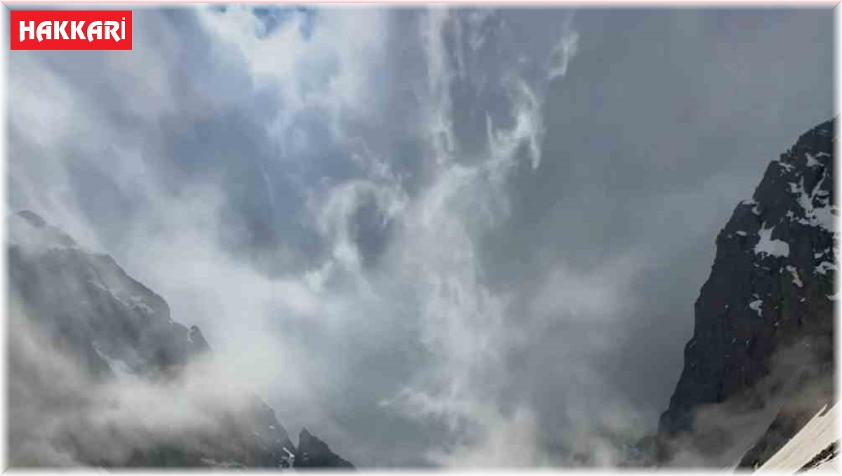 Saatlerce çektiği karlı dağların doğası mest etti: Görüntüler Alpler ve Himalayalar'ı aratmadı