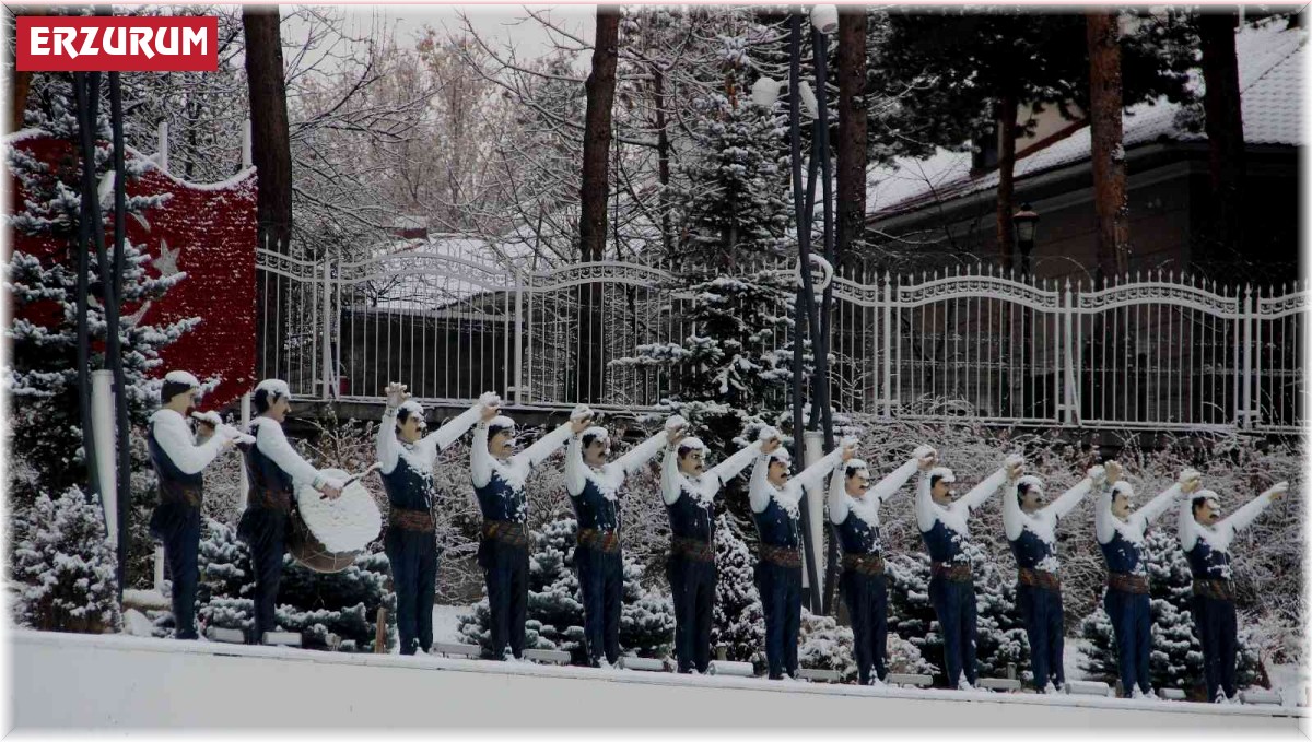 Sabah saatlerinde etkili olan kar yağışı Erzurum'u beyaza bürüdü