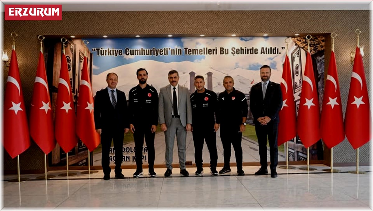 Sabri Sarıoğlu'ndan Vali Çiftçi'ye milli takım forması