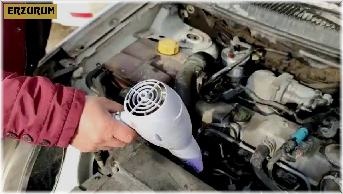 Saç kurutma makinesiyle donan aracını ısıttı