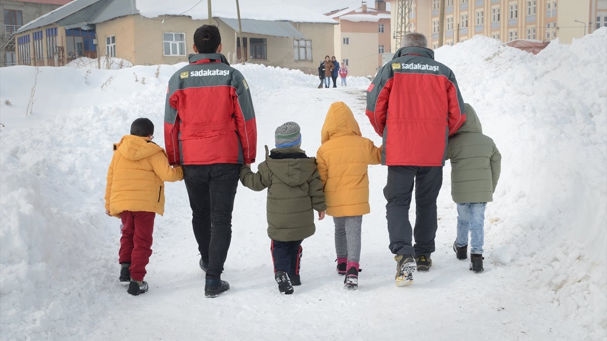 Sadakataşı Derneğinden Yüksekovalı öğrencilere bot ve mont yardımı