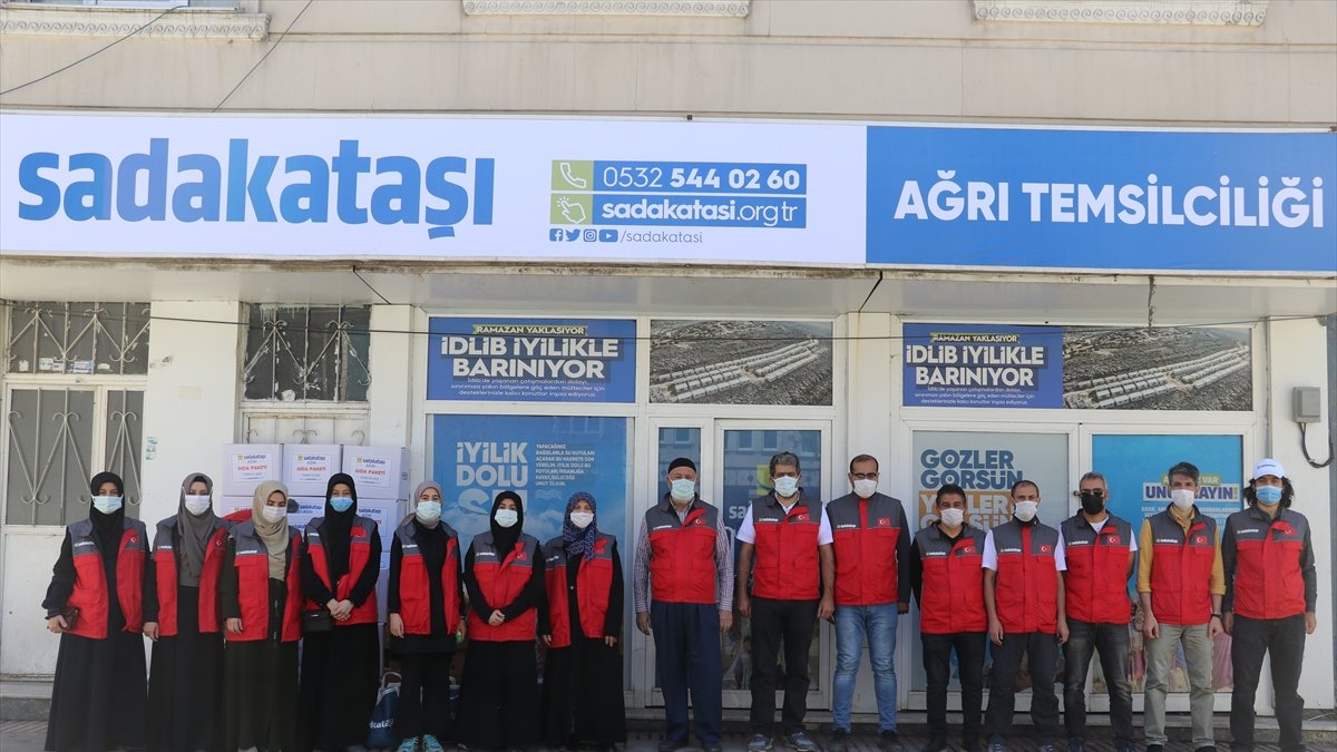 Sadakataşı gönüllüleri Ağrı’da 315 ihtiyaç sahibi aileye gıda ve ayakkabı yardımı ulaştırdı