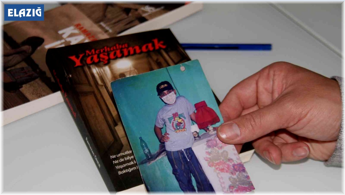 Sağ kolundan kemoterapi gördü, sol koluyla yazmaya devam etti