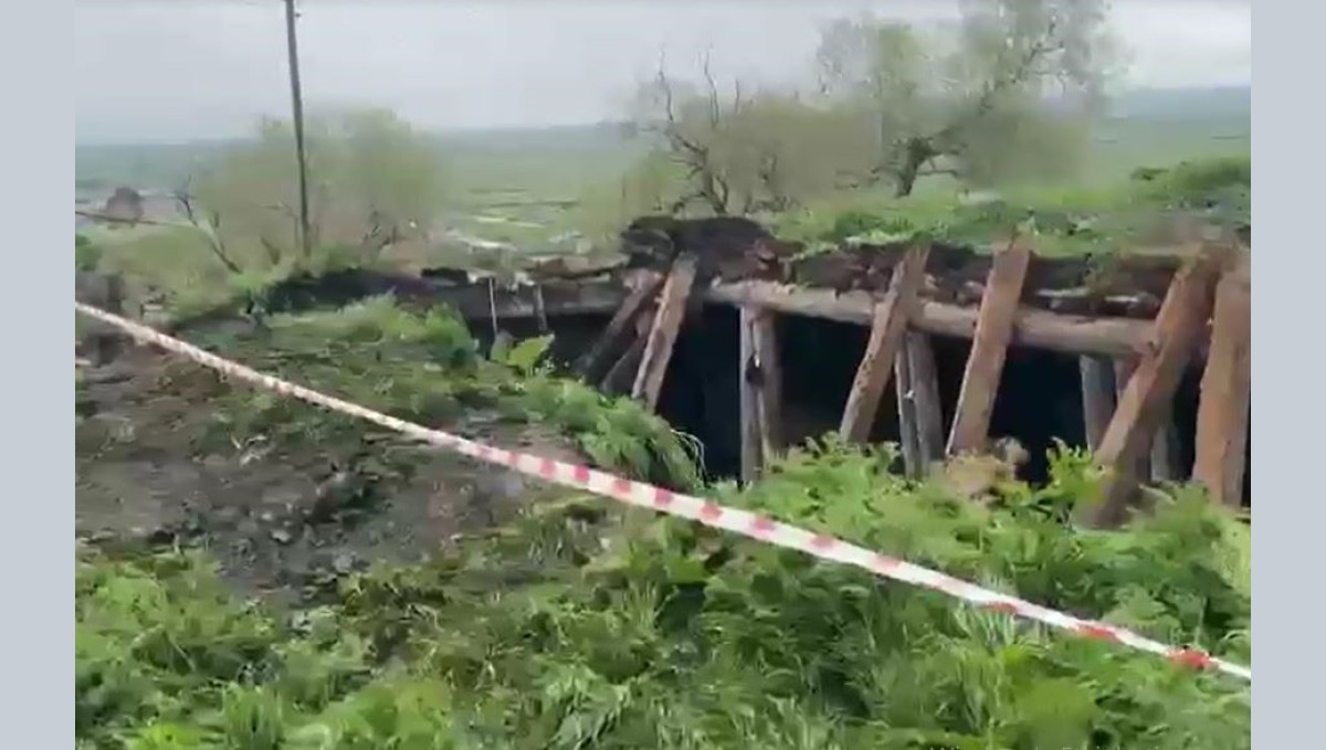 Sağanağın etkisiyle ahır çöktü, hayvanlar enkaz altında kaldı