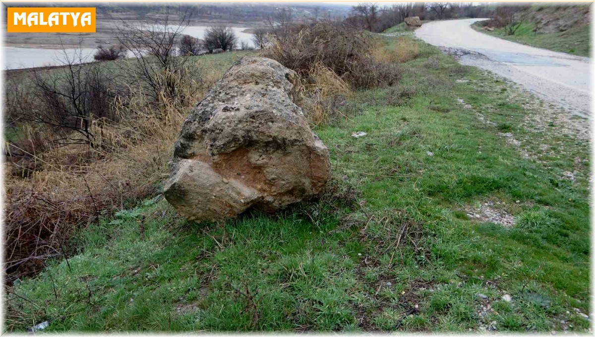 Sağanak heyelana neden oldu, yamaçlardan dev kayalar yola düştü